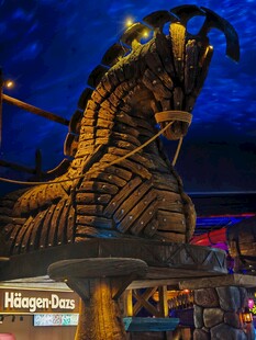 夜晚的巨型木质海马雕塑