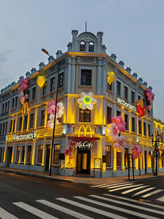 繁华街角的绚丽欧式建筑