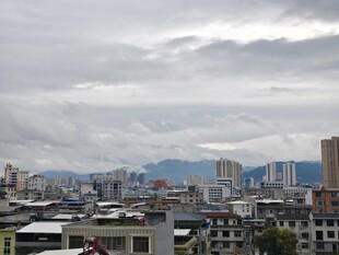 城市天际线与低矮建筑景观