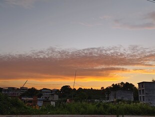 黄昏下的城市与绚烂云霞