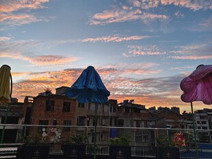 夕阳下的城市与独特建筑