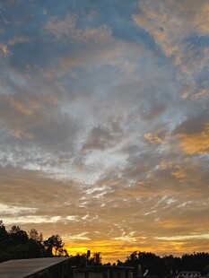 日落时分的绚烂天空