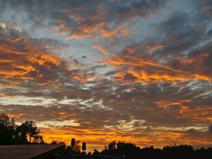 绚丽晚霞下的城市天际线
