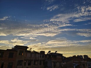 夕阳下的古老建筑与天空