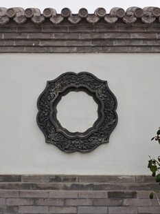 中式白墙圆形镂空窗饰