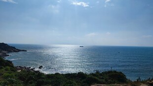 海边美景 阳光照耀的海岸线