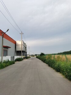 乡村旁的工厂道路