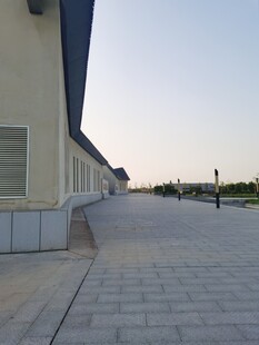 空旷厂区道路场景