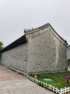 古老灰墙建筑静谧景致