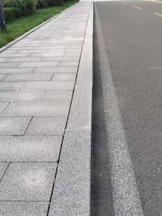 城市人行道边缘石材景观
