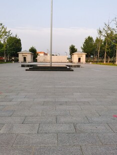 空旷广场与高耸旗杆