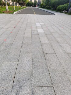 宽阔整洁的户外石板广场