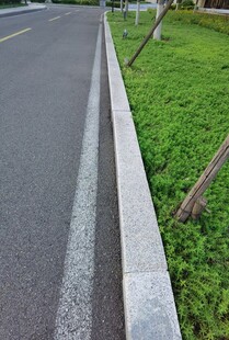 路边水泥护栏与绿色草地