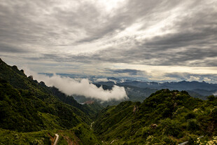暮色云雾罩青山