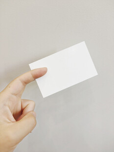 手持空白名片