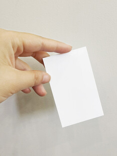 手持空白卡片特写