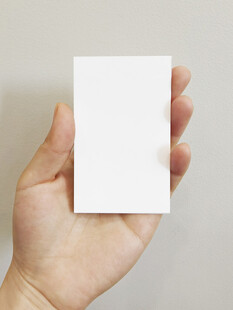 手持空白卡片