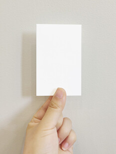 手持空白卡片特写