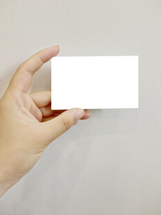 手持空白名片