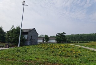 乡村田野中的小屋与风光