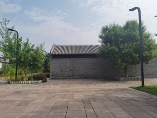 中式庭院外的开阔砖石场地