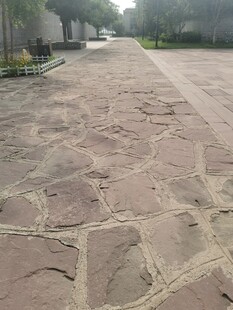 石板铺就的户外步行道路