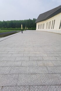 户外宽敞的砖石铺就广场