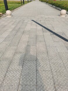 户外砖石铺就的平坦步道