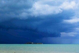 海上乌云笼罩的壮观景象