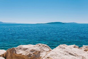 海边岩石与湛蓝大海美景