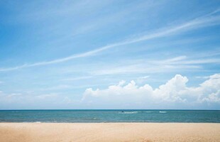 蓝天沙滩海景图