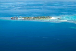 蓝色海洋中的美丽小岛