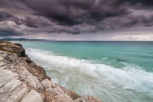 海边乌云下的壮阔海浪景观