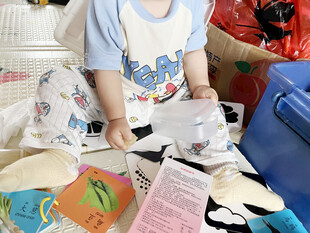 宝宝专注玩纸堆