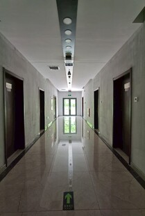 宽敞明亮的办公楼走廊