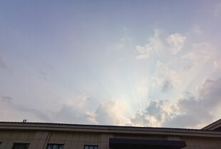 天空下的建筑与云朵