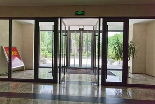 现代玻璃旋转门入口场景