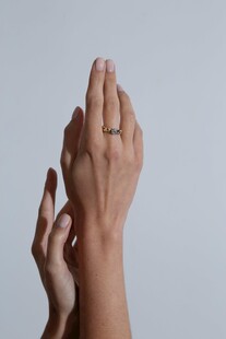 双手交叠的手部特写