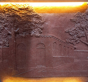 浮雕中的桥景与树木