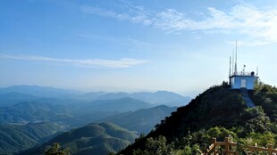 石鸟山山顶通信设施俯瞰壮丽山景