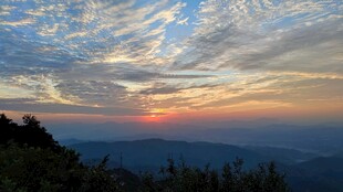 山顶壮丽日落云霞美景