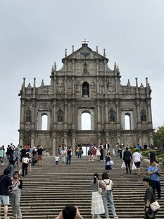 澳门大三巴牌坊前热闹景象