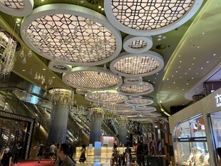 商场内独特的圆形灯饰设计