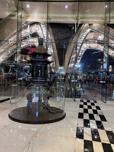 时尚店铺内的精致陈列展示