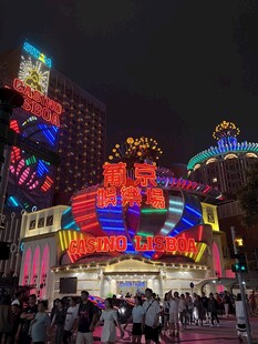 繁华都市夜景下的热闹街区