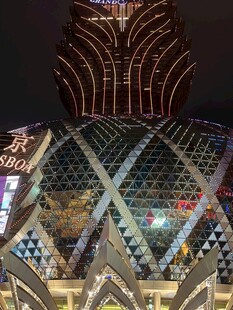 璀璨夜景下的华丽建筑