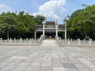 中式古建筑前的开阔广场