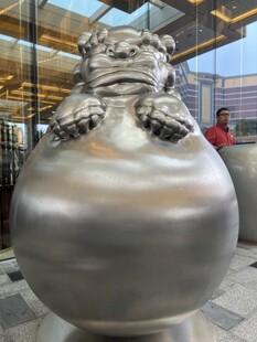 巨大金属狮形雕塑