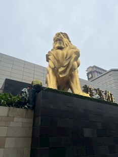 金色雄狮雕塑