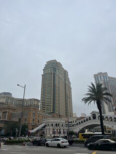 城市街景中的高楼与车辆